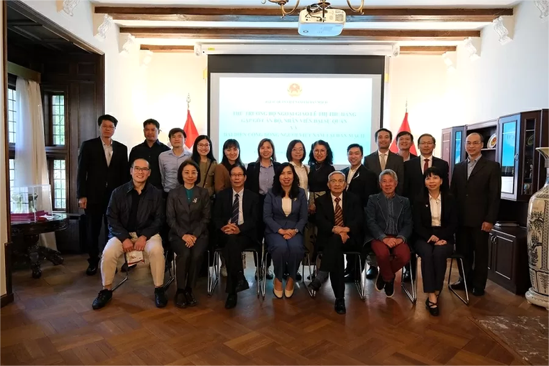 La vice-ministre des Affaires étrangères, Le Thi Thu Hang rencontre les représentants des associations et de la diaspora vietnamienne au Danemark. Photo : baoquocte. thu-truong-bo-ngoai-giao-le-thi-thu-hang-gap-go-tri-an-cac-the-he-kieu-bao-tai-dan-mach-va-thuy-dien-20250711071532.png