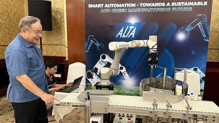 Un délégués découvre un modèle de chaîne de production intelligente lors du séminaire. Photo : NDEL. image-2.jpg