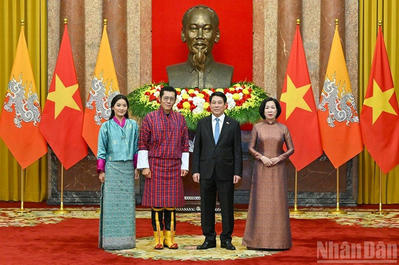 Le président de la République Luong Cuong et de son épouse, et le roi du Bhoutan, Jigme Khesar Namgyel Wangchuck, et son épouse, la reine Jetsun Pema Wangchuck. Photo: NDEL. image-1.jpg