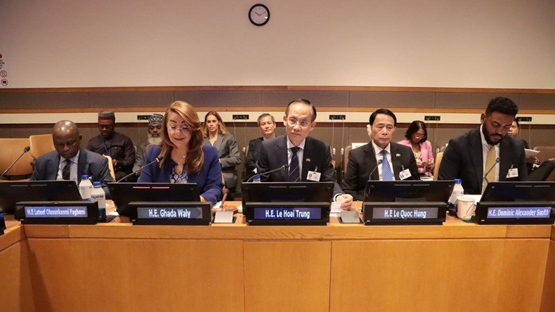 Le ministre vietnamien des Affaires étrangères par intérim, Le Hoai Trung (au centre), et les délégués lors de l’événement. Photo : VGP. doan-vn-va-pho-ttk-lhq-1758583323561356118682.jpg