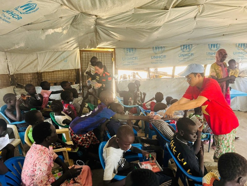 Chaque samedi matin en fin de semaine, sous les toits modestes des tentes tukul, les voix des enfants récitant leurs leçons résonnent, mêlées à des éclats de rire cristallins. Photo : CAND. 1.jpg