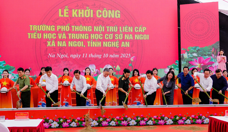 Le secrétaire général du PCV, To Lam, et d'autres délégués, assistent à la cérémonie de lancement des travaux de l’école intégrée primaire-secondaire avec internat de Na Ngoi. Photo : Thanhnien. anh-tbbt-to-lam-2-17601695917991645055651.png