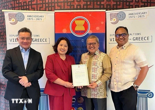 L’ambassadrice Pham Thi Thu Huong (veste rouge) transmet la présidence tournante de l’ACAT à l’ambassadeur d’Indonésie en Grèce. Photo: VNA. dai-su-quan-viet-nam-tai-hy-lap-to-chuc-cuoc-hop-acat-lan-thu-36-2.jpg