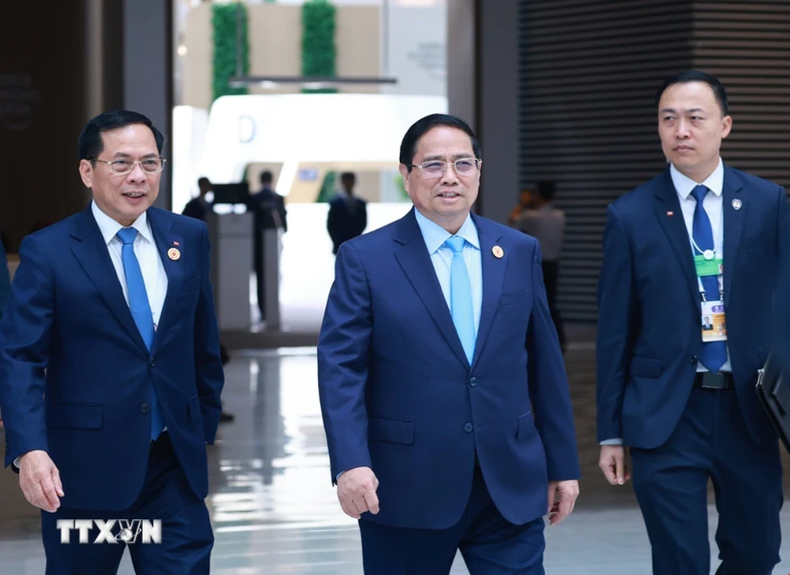 Le Premier ministre vietnamien Pham Minh Chinh arrive à la 16e réunion annuelle des nouveaux champions du Forum économique mondial (FEM) à Tianjin, en Chine. Photo : VNA. thu-tuong-pham-minh-chinh-tham-du-khai-mac-hoi-nghi-wef-16-thien-tan-2025-8112153-3.png