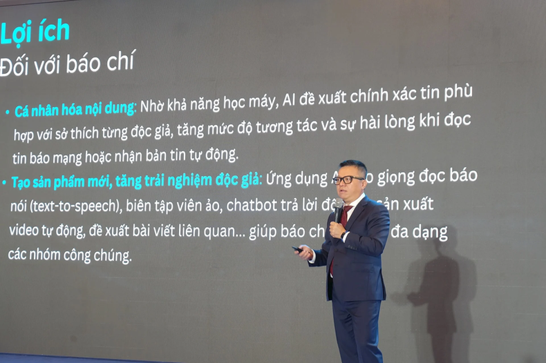 Le journaliste Le Quoc Minh présente la tendance croissante à l’application de l’IA dans les activités journalistiques. Photo : Hanoimoi. c36f49c385de46ff99d5d80ef77add65.png