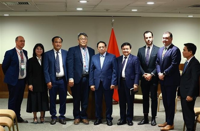 Le Premier ministre Pham Minh Chinh et des représentants de Granja Fujikura. Photo : VNA. vna-potal-thu-tuong-pham-minh-chinh-tiep-lanh-dao-mot-so-tap-doan-hang-dau-brazil-8134166.jpg