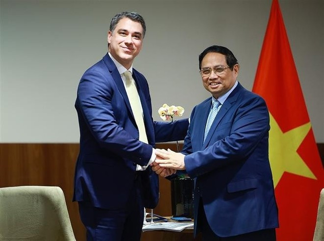 Le Premier ministre Pham Minh Chinh et Daniel Lopes, vice-président de FS. Photo : VNA. vna-potal-thu-tuong-pham-minh-chinh-tiep-lanh-dao-mot-so-tap-doan-hang-dau-brazil-8134155.jpg