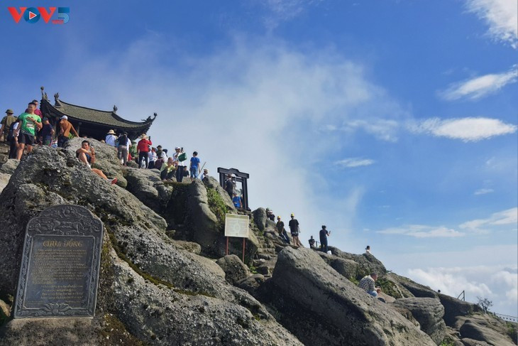 Des dizaines de milliers de visiteurs affluent pour brûler de l’encens à la pagode Dong, située dans le complexe Yen Tu. Photo : VOV. vov5-am15unescoquantheditichyentu-eqhx.jpg