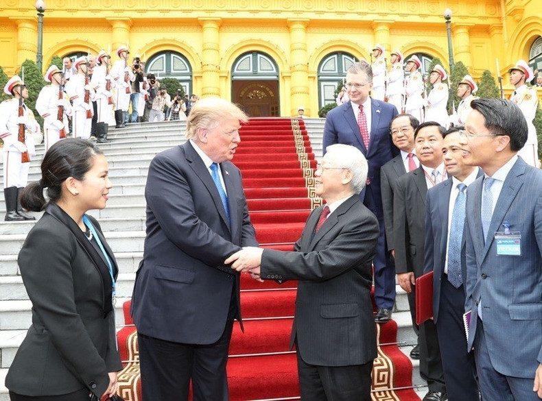 Le secrétaire général du Parti et président de la République, Nguyen Phu Trong (droite), reçoit le président américain Donald Trump, en visite au Vietnam à l’occasion du deuxième Sommet États-Unis - République démocratique populaire de Corée (à Hanoï, 27 février 2019). Photo : VNA. anh-1-avatar.jpg