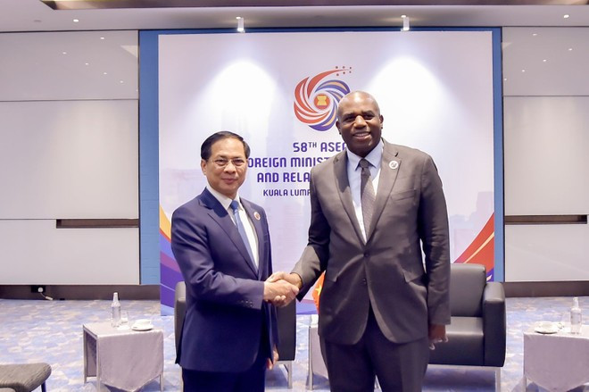 Le vice-Premier ministre et ministre des Affaires étrangères, Bui Thanh Son (gauche), et le ministre britannique des Affaires étrangères, David Lammy. Photo : Ministère vietnamien des Affaires étrangères. gap-btng-anh.jpg
