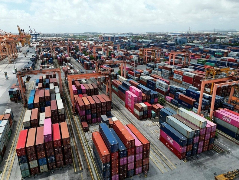 Stockage de conteneurs au port de Tan Vu, ville de Hai Phong (Nord). Photo : VNA. 2402logistic1-1027.jpg