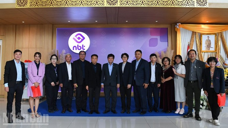 La délégation de l’Association des journalistes du Vietnam en visite au siège de la Radio-Télévision nationale de Thaïlande (NBT). Photo : NDEL. anh-5.jpg