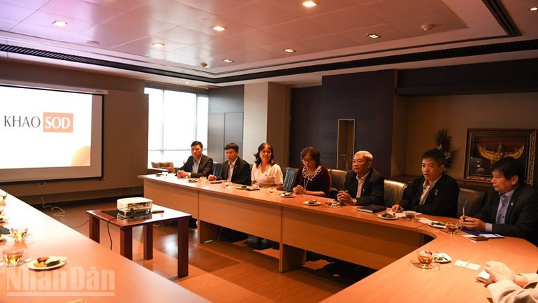 La délégation de l’Association des journalistes du Vietnam en visite au siège du journal Khaosod. Photo : NDEL. anh-4.jpg