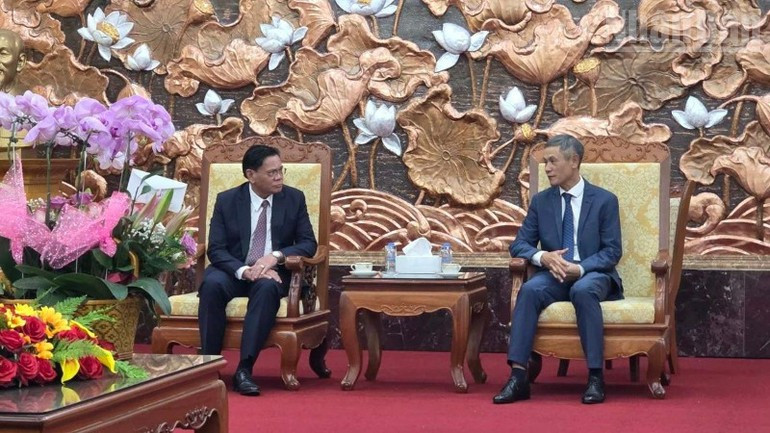 L’ambassadeur Nguyen Minh Vu (à droite) et l’ambassadeur Buakeo Phumvongsay. Photo : NDEL. image-1.jpg