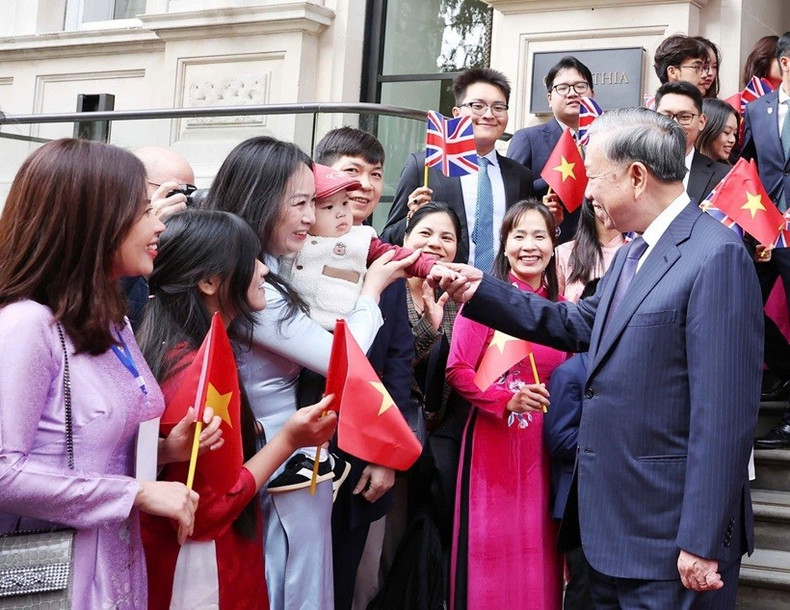 Le secrétaire général du Parti To Lam rencontre la communauté vietnamienne au Royaume-Uni. Photo: VNA. image-20.jpg