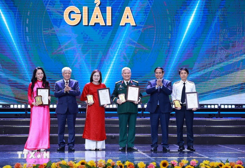 Le jury a sélectionné 44 œuvres remarquables pour décerner quatre prix A, 10 prix B, 12 prix C et 18 prix d’encouragement. Photo: VNA. thu-tuong-du-le-trao-giai-bao-chi-toan-quoc-phong-chong-tham-nhung-6.jpg