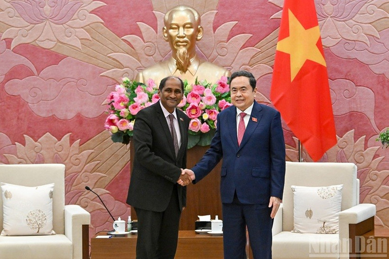 Le président de l'Assemblée nationale (AN), Tran Thanh Man (droite) et l’ambassadeur de Singapour, Jaya Ratnam. Photo : NDEL. image-18.jpg