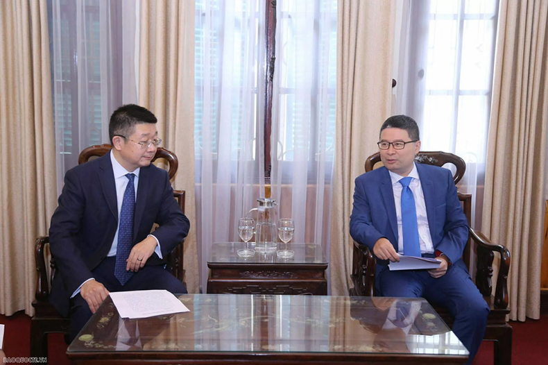 Le nouveau consul général Tang Li se déclare honoré d’assumer ses fonctions à un moment charnière pour le Vietnam. Photo : Thanh Long/Baoquocte. trao-giay-chap-nhan-lanh-su-cho-tong-lanh-su-trung-quoc-tai-thanh-pho-ho-chi-minh-20250714145116.png