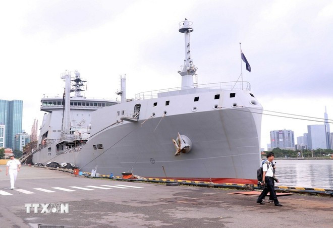 Le navire de ravitaillement HMNZS Aotearoa, le plus grand bâtiment de la marine néo-zélandaise, accoste au port international de Ho Chi Minh-Ville. Photo : VNA. hai-tau-hai-quan-new-zezland-tham-huu-nghi-viet-nam.jpg