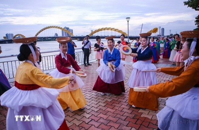 Une troupe d'art sud-coréenne présente des œuvres d'art pour interagir avec des habitants et touristes locaux dans le cadre du Festival Vietnam-République de Corée, organisé par la ville de Da Nang (6 septembre 2023). Photo : VNA. 0808-viet-nam-han-quoc-23.jpg