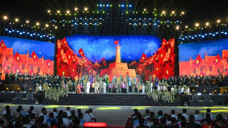 Le spectacle politico-artistique “Sous le drapeau de la gloire” à Hanoï. Photo : NDEL. image.jpg