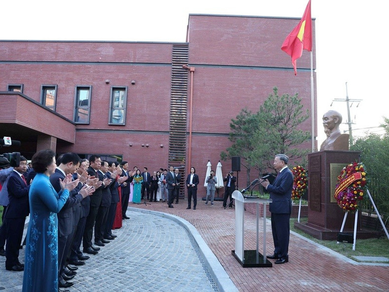 Vue de la cérémonie d’inauguration du buste du Président Hô Chi Minh dans l’enceinte de l’ambassade du Vietnam en République de Corée. Photo : VNA. image-5.jpg