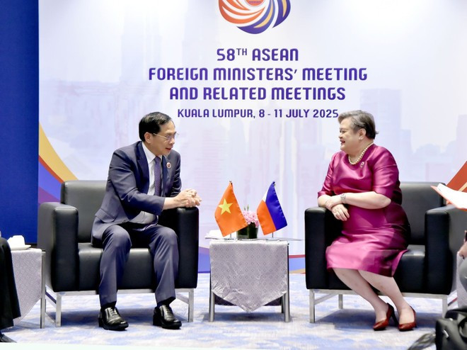 Le vice-Premier ministre Bui Thanh Son et la secrétaire philippine aux Affaires étrangères, Maria Theresa Lazaro. Photo : VNA. son.jpg