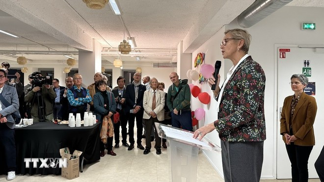 Mme Anne Le Hénanff, présidente du Groupe d’amitié France-Vietnam à l’Assemblée nationale française, prend la parole lors de la cérémonie marquant le 10e anniversaire de la fondation du Foyer Vietnam. Photo : VNA. anne-le-henanff-foyer-vietnam.jpg