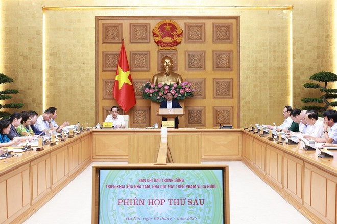 Vue d’ensemble de la 6e réunion du Comité central de pilotage pour l’élimination des logements précaires et vétustes à l’échelle nationale. Photo : VNA. pham-minh-chinh-vna.jpg