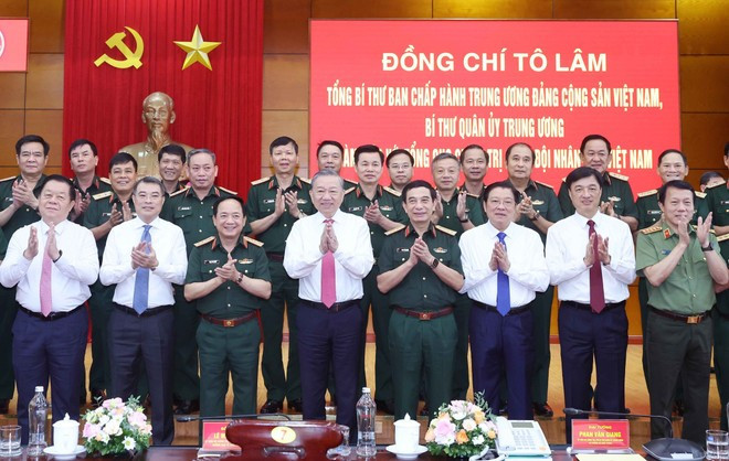 Le secrétaire général du Parti To Lam pose avec les délégués lors de la réunion de travail. Photo : VNA. to-lam-armee-delegues.jpg