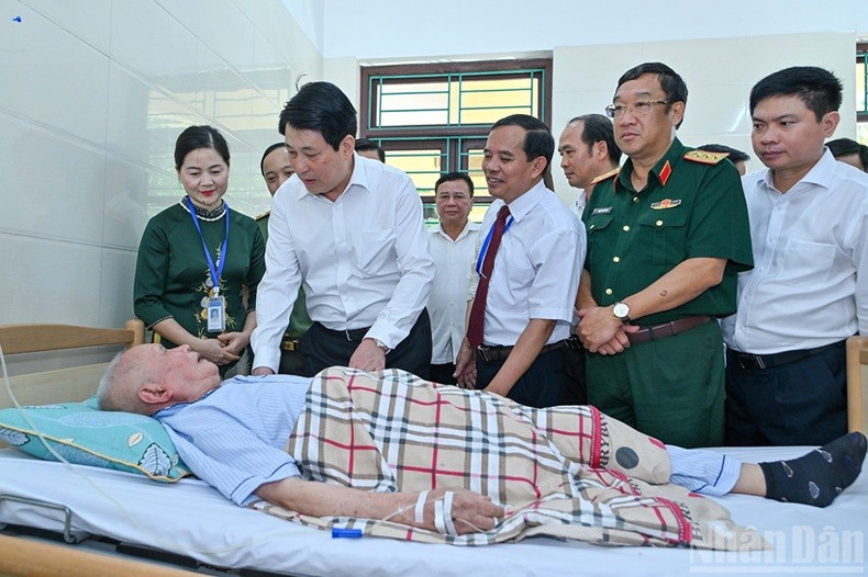 Le président Luong Cuong rend visite au blessé de guerre Nguyen Xuan Mai au Centre de soins aux invalides de guerre de Duy Tiên. Photo : NDEL. 9.jpg