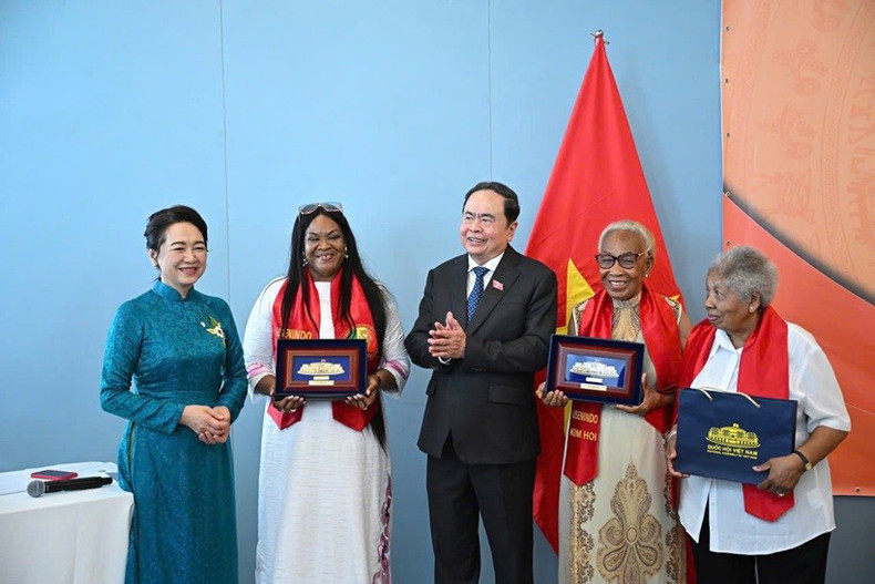 Le président de l'Assemblée nationale, Tran Thanh Man, et son épouse, offrent des cadeaux à la communauté vietnamienne du Sénégal. Photo : Quochoi. 230720250232-z6831550080199-a226188e0e840de2d01986b9796e683a.jpg