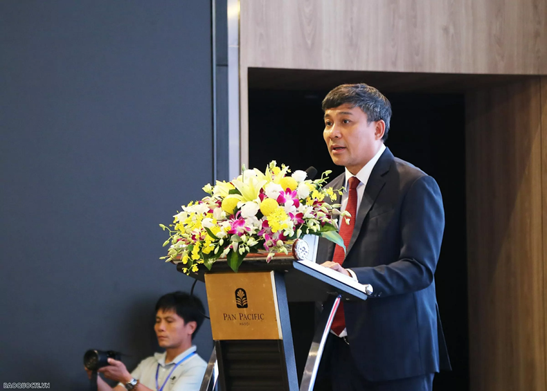 Le vice-ministre permanent des Affaires étrangères du Vietnam, Nguyen Minh Vu prend la parole lors de la conférence. Photo : Baoquocte. hoi-thao-quoc-te-territorial-and-boundary-dispute-resolution-in-a-changing-world-20251021191000.png