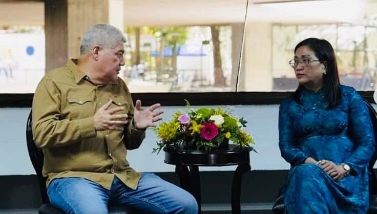 Dinh Thi Mai et Eduardo Piñera échangent sur les orientations de coopération pour la période à venir. Photo : Ambassade du Vietnam au Venezuela. tg4.jpg