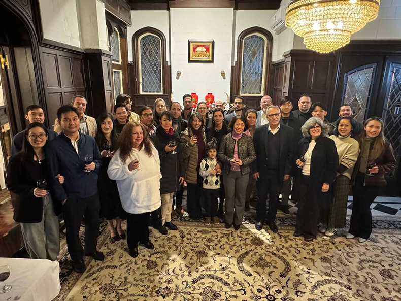 La rencontre amicale entre les fonctionnaires et le personnel des deux missions diplomatiques pour renforcer les relations d’amitié traditionnelle et de solidarité entre les deux pays. Photo : Baoquocte. tang-cuong-tinh-huu-nghi-gan-bo-truyen-thong-giua-viet-nam-va-cuba-20250715094747.png