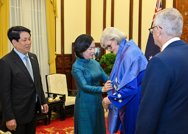 Mme Nguyen Thi Minh Nguyet, épouse du président Luong Cuong, offre des cadeaux à la gouverneure générale d'Australie, Sam Mostyn. Photo : NDEL. image-25.jpg