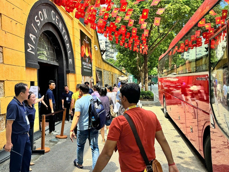Des touristes étrangers en visite à la prison de Hoa Lo. Photo : VGP. tham-hoa-lo-1724755760069729222653.jpg
