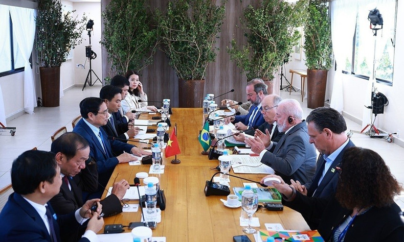Lors de l’entretien. Photo : VNA. vna-potal-thu-tuong-pham-minh-chinh-hoi-kien-tong-thong-brazil-lula-da-silva-8133174.jpg