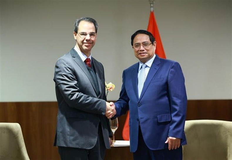 Le Premier ministre Pham Minh Chinh et José Serrador Neto, vice-président mondial du groupe Embraer. Photo : VNA. 222334-vna-potal-thu-tuong-pham-minh-chinh-tiep-lanh-dao-mot-so-tap-doan-hang-dau-brazil-8134132.jpg