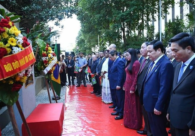 Le Premier ministre Pham Minh Chinh et son épouse ont déposé des fleurs devant la plaque commémorative du président Ho Chi Minh le 5 juillet à Rio de Janeiro, au Brésil, où le défunt dirigeant a séjourné lors de son voyage en quête de salut national. Photo : VNA. 2-2042.jpg