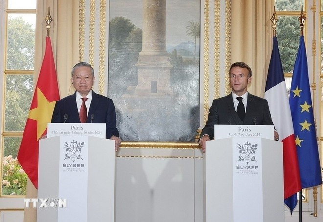 Le secrétaire général du Parti communiste du Vietnam, To Lam (gauche) et le président français, Emmanuel Macron annoncent l'établissement du partenariat stratégique intégral Vietnam-France, le 7 octobre 2024 à Paris. Photo: VNA. to-lam-macron.jpg
