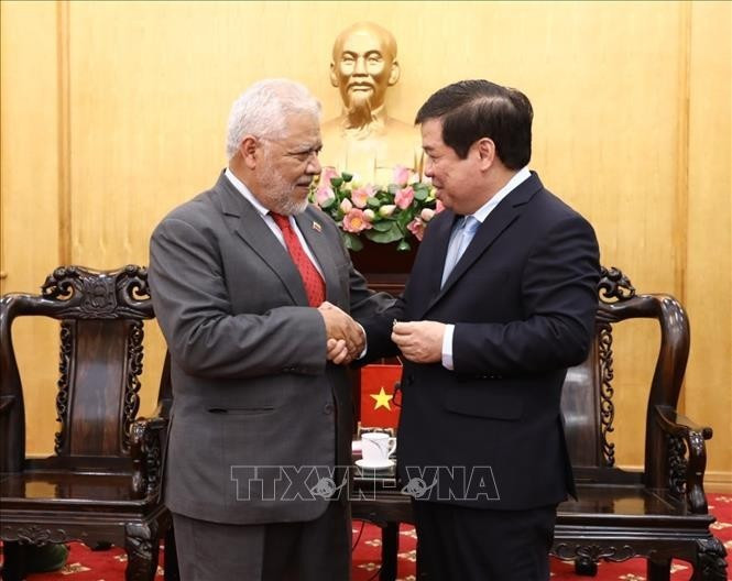 Le professeur associé, docteur Nguyen Viet Thao, directeur adjoint de l’Académie nationale de politique Hô Chi Minh, remet l’insigne « Pour la cause de la formation et du perfectionnement en théorie politique » à l’ambassadeur du Venezuela Jorge Rondon Uzcategui, à l’occasion de la fin de son mandat au Vietnam. Photo : VNA. image-3.jpg