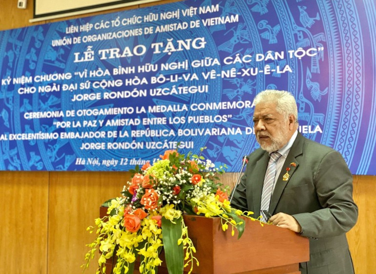 L’ambassadeur du Venezuela Jorge Rondon Uzcategui s’exprime après avoir reçu l’insigne « Pour la paix entre les peuples », haute distinction de l’Union des organisations d’amitié du Vietnam. Photo : Khanh Lan. image-4.jpg