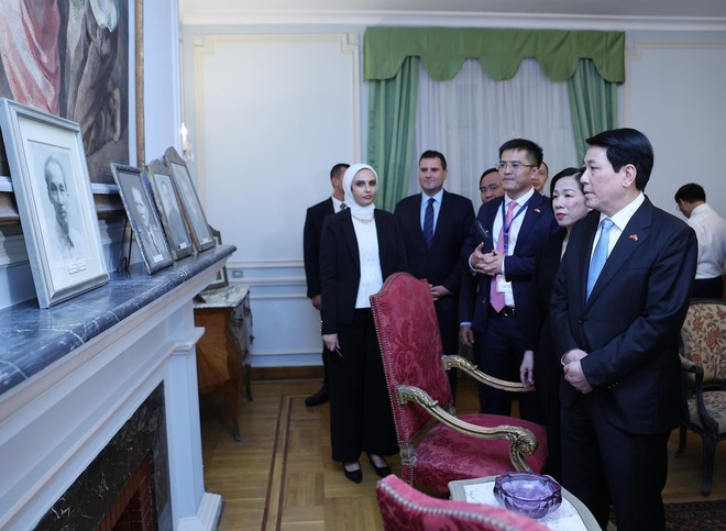 Le président vietnamien Luong Cuong et sa suite devant la photographie du Président Hô Chi Minh, offerte personnellement à Gamal Abdel Nasser au début des années 1960. Photo : VNA. vna-potal-chu-tich-nuoc-luong-cuong-tham-bao-tang-gamal-abdel-nasser-8192472.jpg