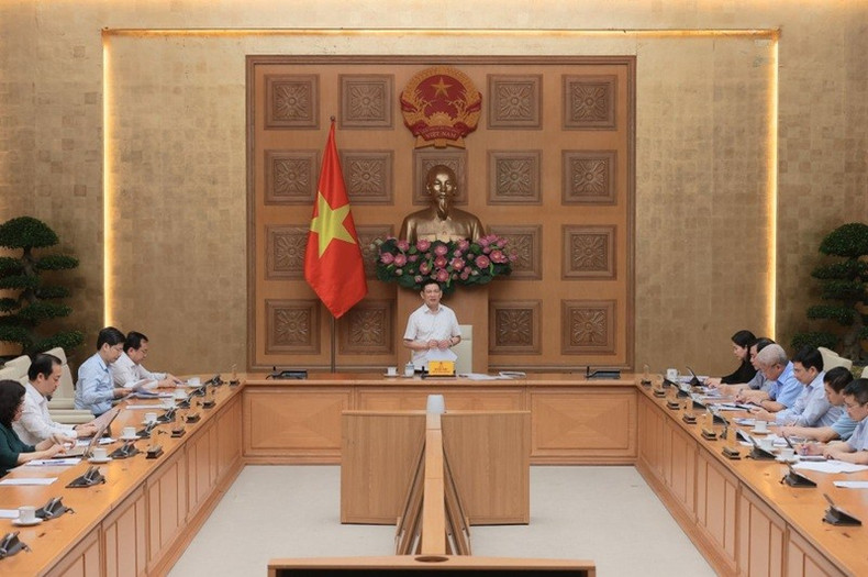 Le vice-Premier ministre Hô Duc Phoc s'exprime lors de la réunion. Photo : VGP. dong-bo-cac-giai-phap-quan-ly-dieu-hanh-gia-phan-dau-giu-cpi-o-muc-hop-ly-nhat-6891df1c411e9.jpg