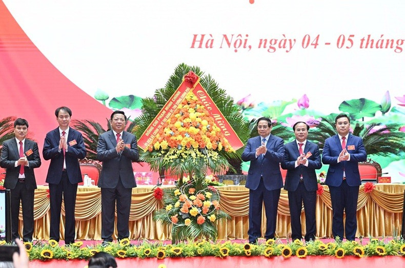 Le Premier ministre Pham Minh Chinh offre des fleurs pour féliciter le Congrès. Photo : NDEL. image-8.jpg