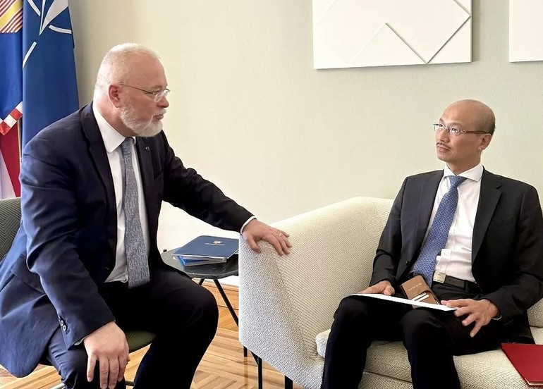 Le conseiller diplomatique du président croate, Neven Pelicarić, reçoit l’ambassadeur Bui Le Thai. Photo : Ambassade du Vietnam en Croatie. dai-su-bui-le-thai-trinh-thu-uy-nhiem-len-tong-thong-croatia-20250628163701.jpg