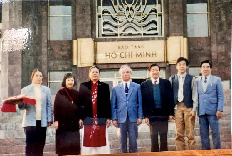 L’ambassadeur Tran Tam Giap, le vice-inspecteur général d’État Duong Ngoc Son, le directeur du Musée Hô Chi Minh Cu Van Chuoc, ainsi que plusieurs délégués présents lors de la cérémonie de remise du buste du Président Hô Chi Minh, le 2 janvier 1996. Photo : Ambassadeur Tran Tam Giap. 220250806203421.png