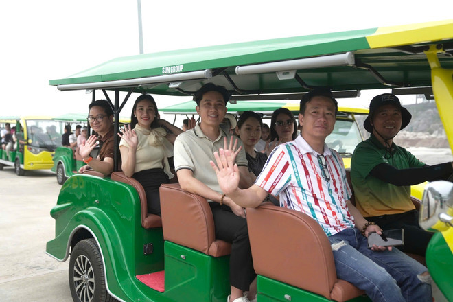 Depuis le 18 avril, ce service a pour objectif d'acheminer les touristes de la station de téléphérique de Phu Long vers la baie centrale de Xanh Island, sur l'île de Cat Ba, dans la ville de Hai Phong, au nord du pays. Photo: Sun Group