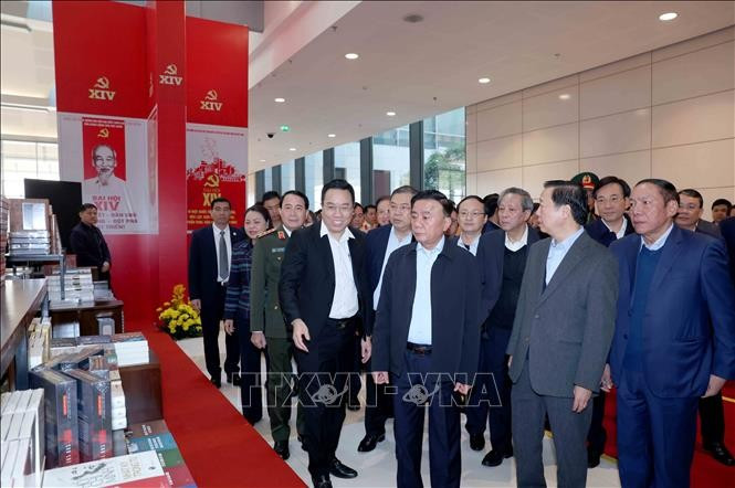 Le Permanent du Secrétariat du Comité central du Parti, Tran Cam Tu, préside la répétition pré-générale des travaux de service du XIVe Congrès du Parti